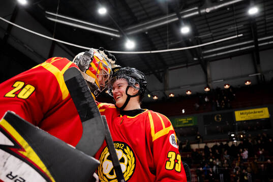 Brynäs målvakt Damian Clara och Simon Robertsson jublar