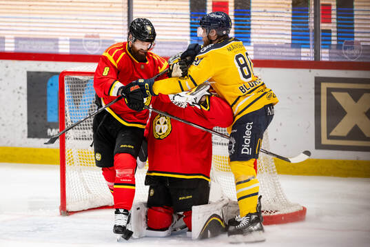 Södertäljes Ludwig Blomstrand oroar framför /Jordie Benn
