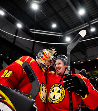 Brynäs målvakt Damian Clara och Johannes Kinnvall jublar