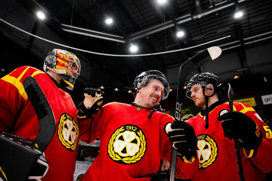 Brynäs målvakt Damian Clara och Johannes Kinnvall jublar