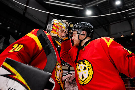 Brynäs målvakt Damian Clara och Karlis Cukste jublar