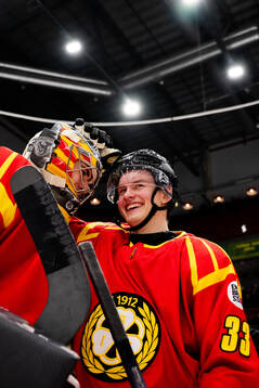 Brynäs målvakt Damian Clara och Simon Robertsson  jublar