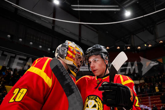 Brynäs målvakt Damian Clara och Kasper Larsen jublar