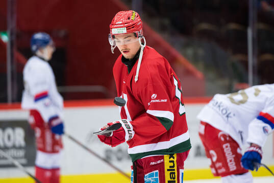 MoDos Sampo Ranta innan ishockeymatchen i SHL mellan MoDo
