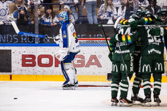 Leksands målvakt Filip Larsson deppar