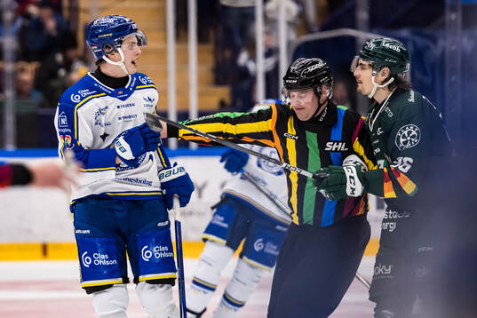 Leksands Anton Johansson och Linjedomare Emil Yletyinen och