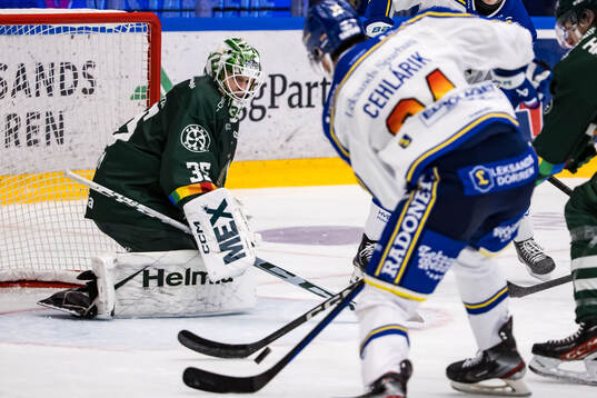 Färjestads målvakt Carl Lindbom