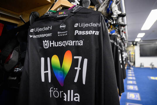 En matchtröja med pridemotiv i HV71s omklädningsrum