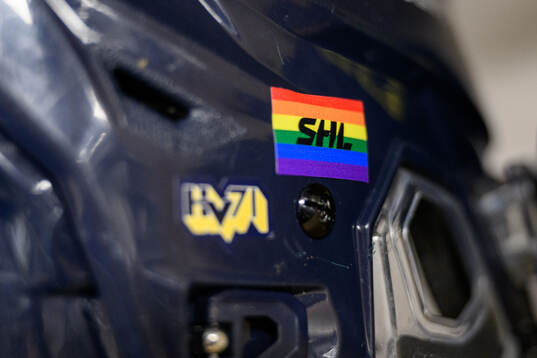 En hjälm med prideflaggan i HV71s omklädningsrum