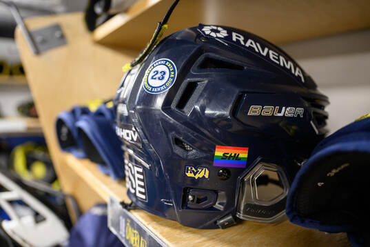 En hjälm med prideflaggan i HV71s omklädningsrum
