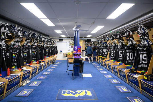 Matchtröjor med pridemotiv i HV71s omklädningsrum