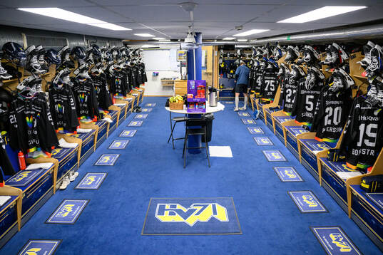 Matchtröjor med pridemotiv i HV71s omklädningsrum