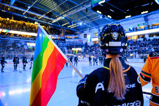 En flaggbärare med prideflagga