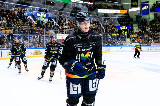 HV71s Henrik Borgström jublar