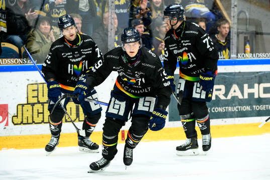 HV71s Henrik Borgström jublar