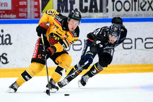 Luleås Juhani Tyrväinen och HV71s Hugo Fransson