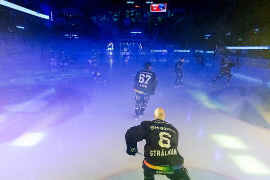 HV71s Anton Strålman åker ut på isen innan