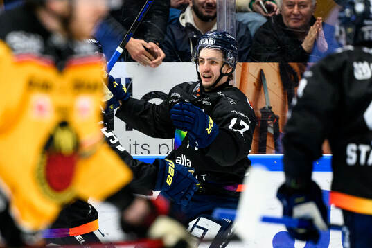 HV71s Isac Brännström jublar