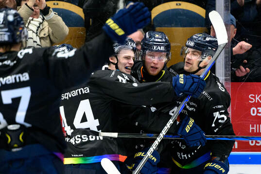 HV71s Oskar Stål-Lyrenäs jublar