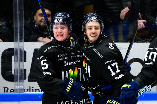HV71s Victor Sjöholm och Isac Brännström jublar