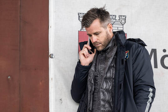 Sportchef Pontus Farnerud pratar i telefon