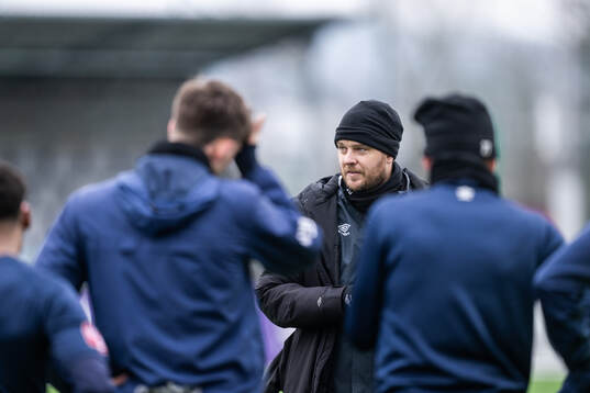Tränare Andreas Holmberg pratar med spelarna