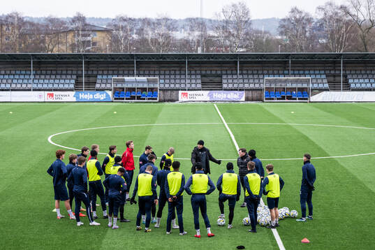 Tränare Andreas Holmberg pratar med spelarna