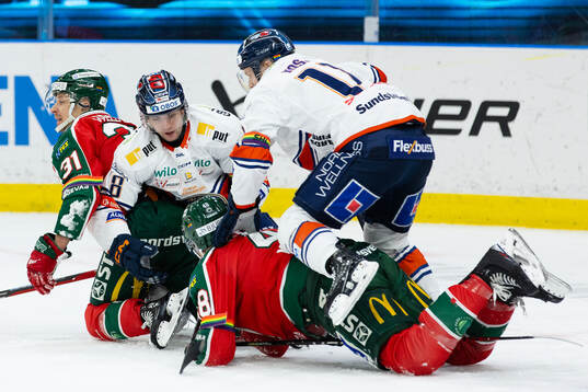 Frölundas Nicklas Lasu och Carl Klingberg mot Växjös
