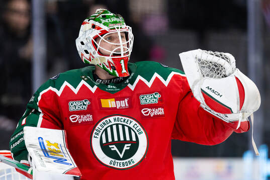 Frölundas målvakt Lars Johansson jublar