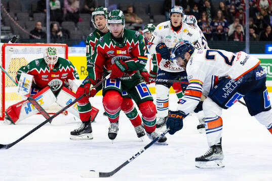 Frölundas Christian Folin och Nicklas Lasu täcker skott