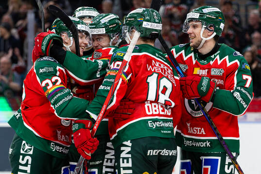 Frölundas Noah Hasa jublar med lagkamrater