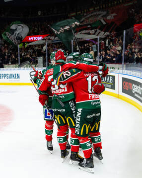 Frölundas Max Friberg jublar med lagkamrater
