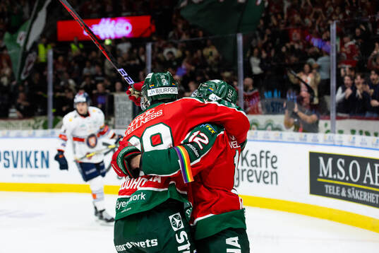Frölundas Max Friberg jublar ihop med Mikael Ruohomaa