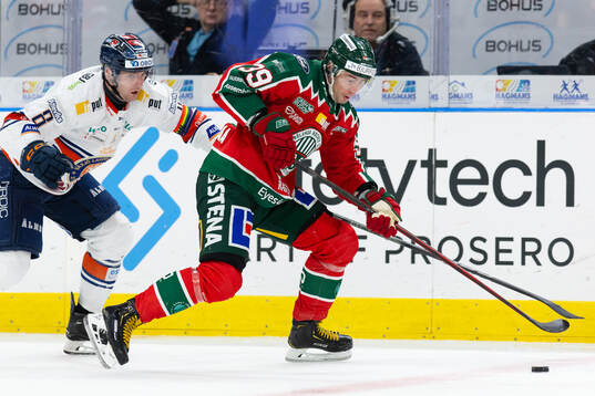Växjös Zachary Giuttari och Frölundas Mikael Ruohomaa
