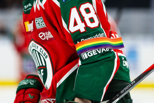 Frölundas Carl Klingberg med en pride bindel