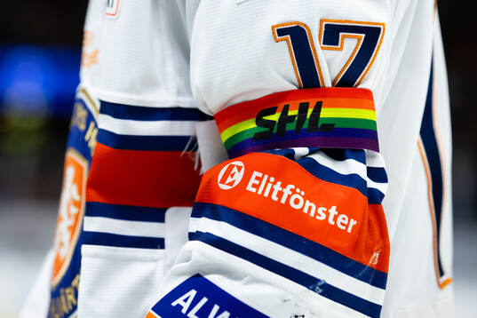 Växjös Gabriel Carlsson med en pride bindel