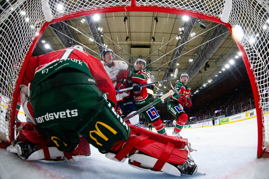 Frölundas Isac Heens och Christian Folin försvarar
