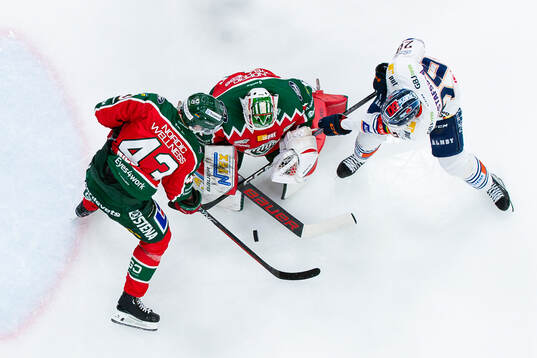 Frölundas Tom Nilsson och målvakt Lars Johansson mot