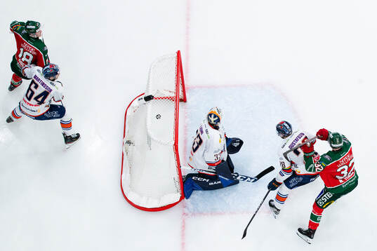 Frölundas Noah Hasa skjuter 5-2 i mål bakom Växjös