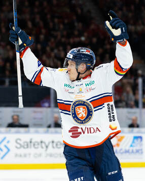 Växjös Gabriel Carlsson jublar