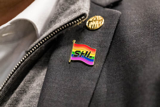 En pride pin