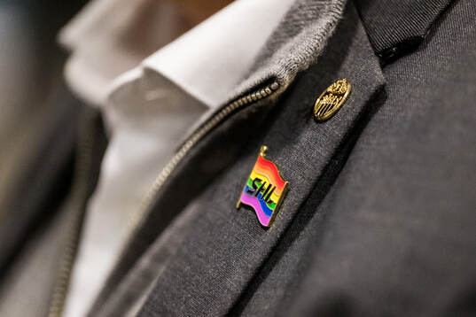 En pride pin