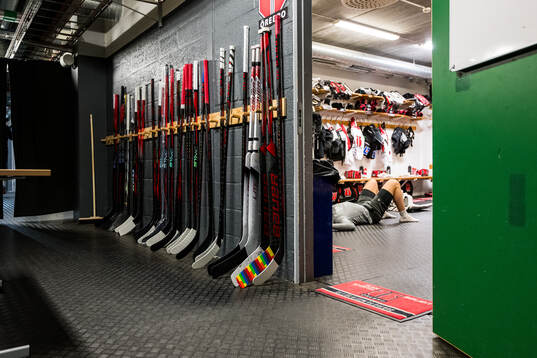 Ishockey klubbor med pride tejp