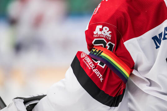 Örebros spelare bär pride bindel
