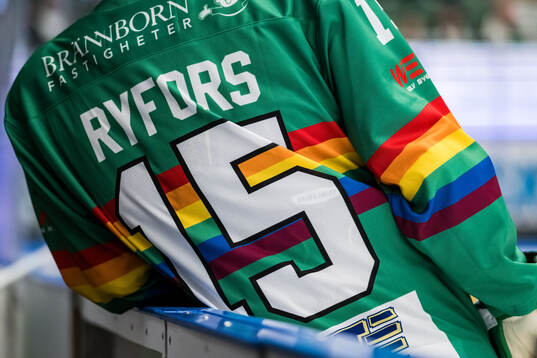 Rögles Simon Ryfors tröja med pride på