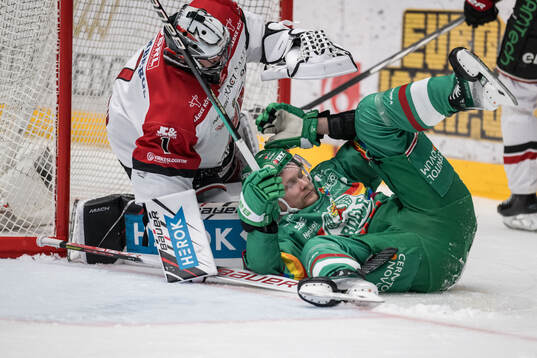 Örebros målvakt Jhonas Enroth och Rögles Rodrigo Abols