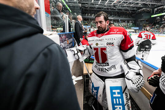 Örebros Jhonas Enroth lämnar isen med en skada