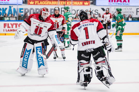Örebros Glenn Gustafsson och målvakt Jhonas Enroth