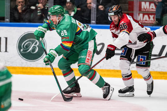 Rögles Brandon Davidson  och Örebros Mathias Bromé