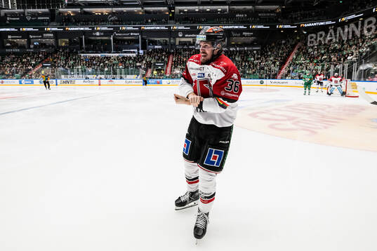 Örebros Emil Larsson lämnar skadad